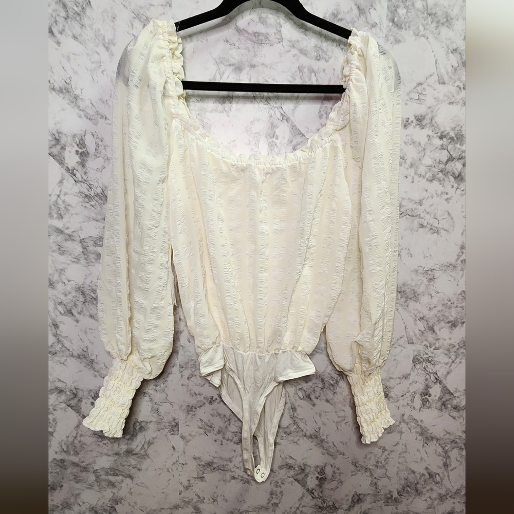 NWT Coco + Jaimeson Womens large cream long sleeve bodysuit.